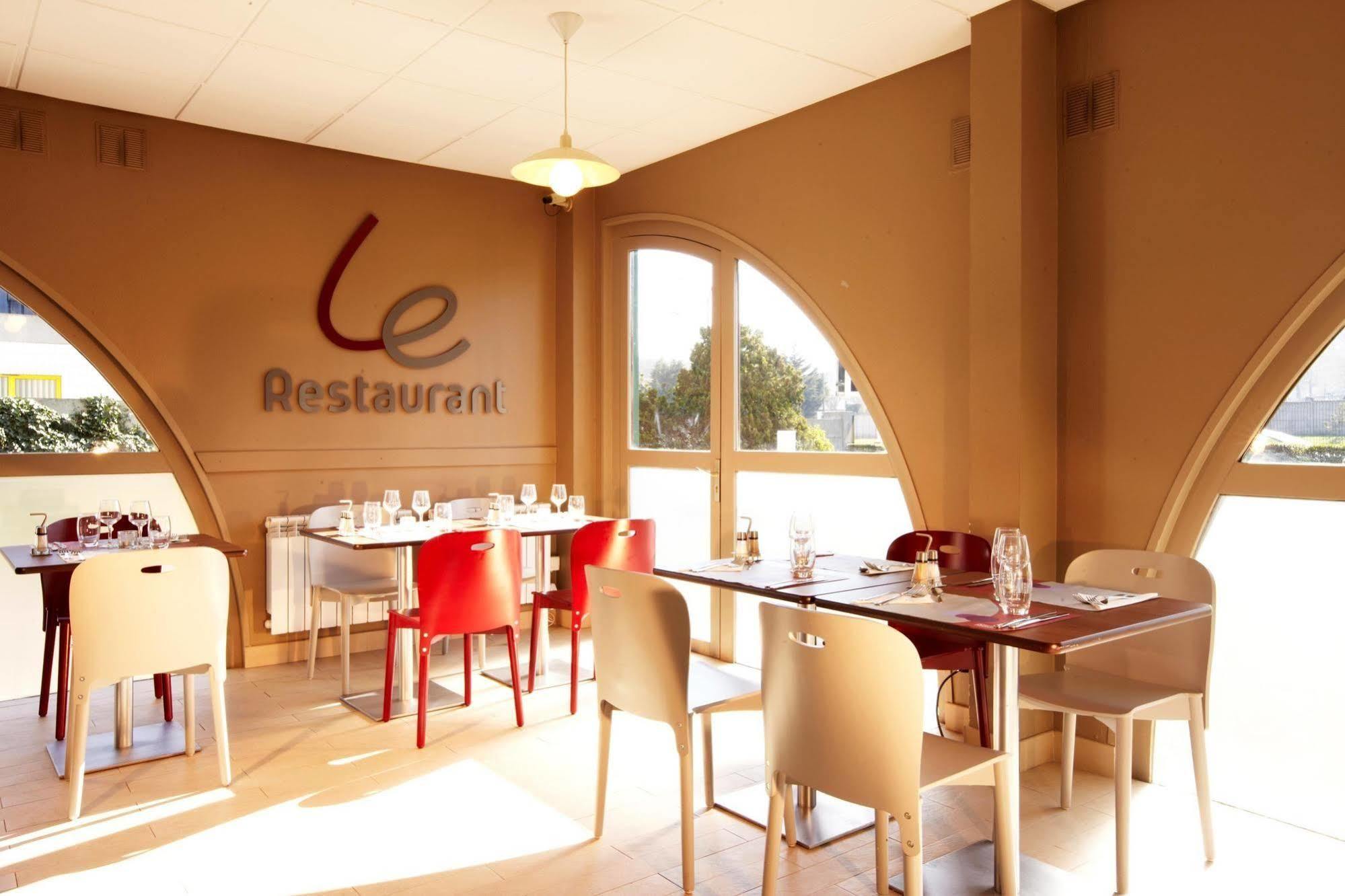 Hotel Campanile Livry-Gargan Restaurace fotografie
